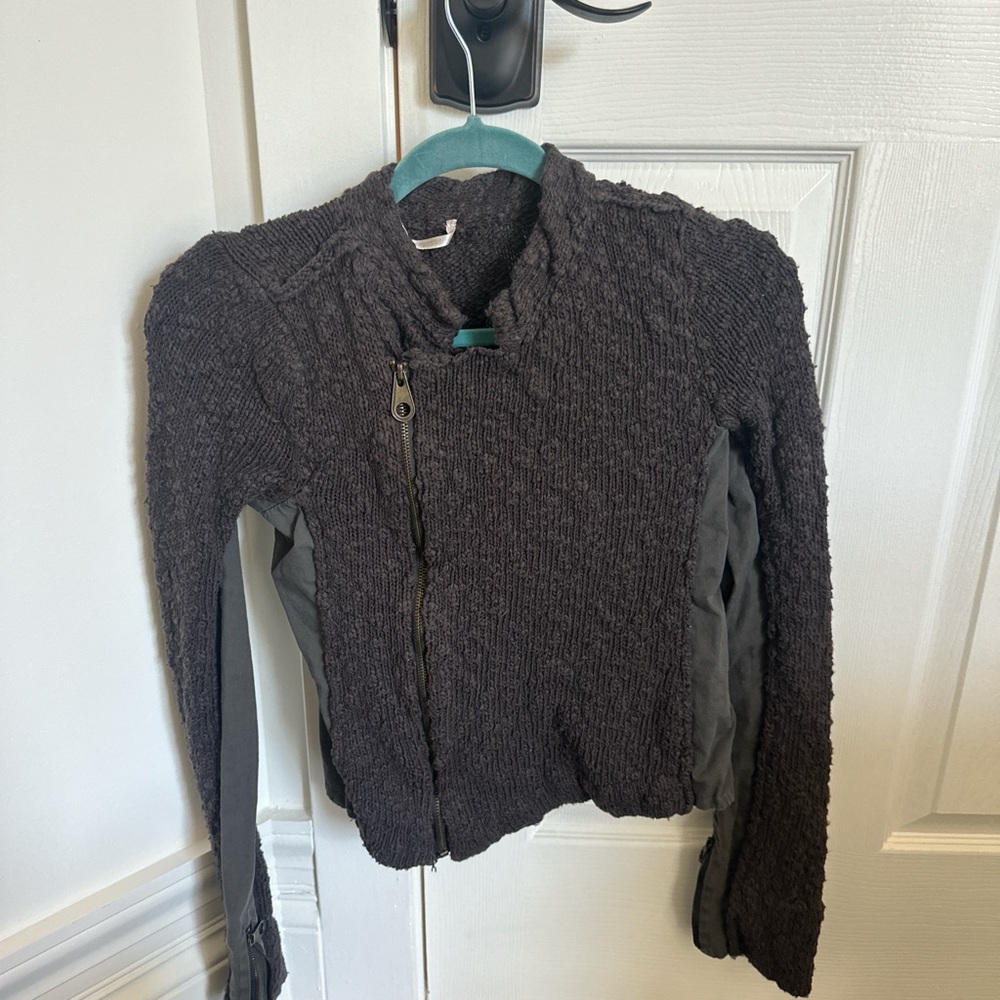 Super cute dark great soft sweater 
Made in china no brand size medium 
#sweater